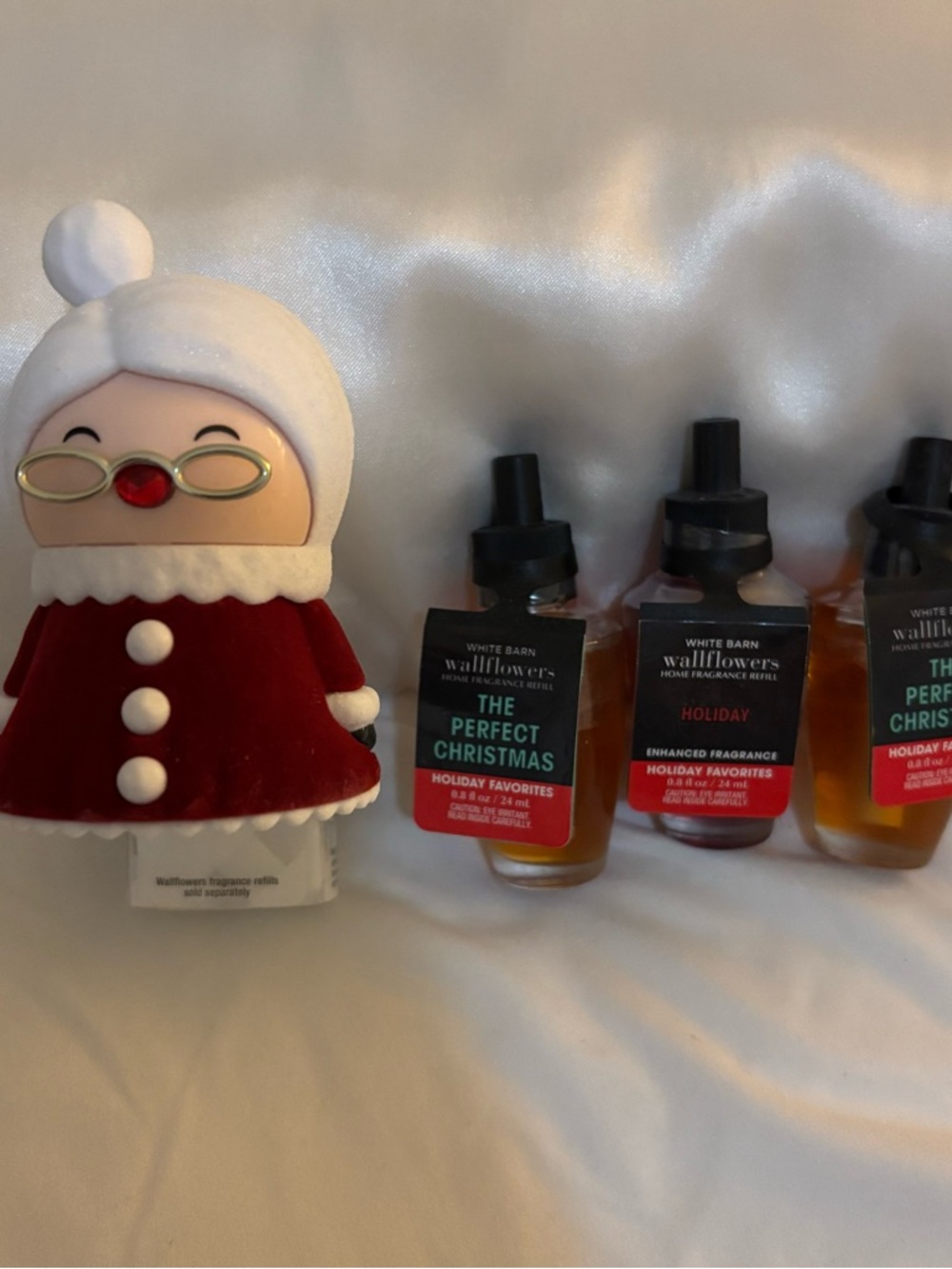 Bath and body works grandma plug in & 3 Christmas refills
